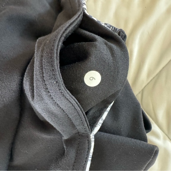 lululemon wunder under crop - size 6 black/white - Picture 6 of 7
